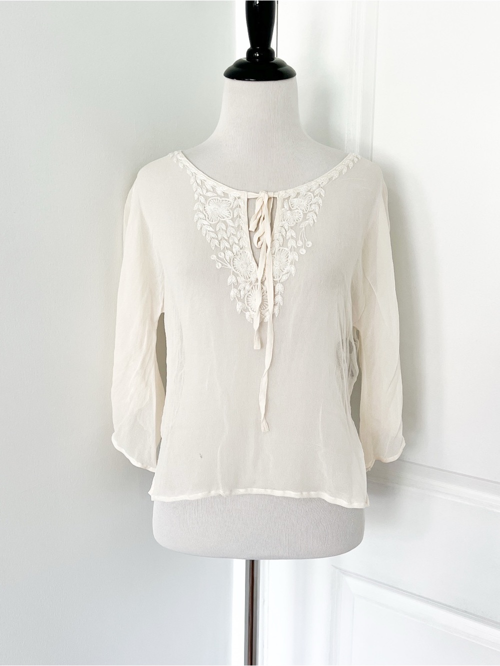 Vintage DStudio Silk Embroidered Cream Tie-Front Women's Blouse - Size 14